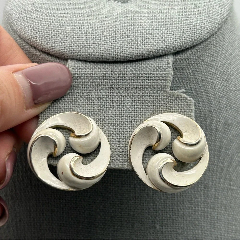 Vintage Trifari White Swirl Cream Clip On Earrings Gold Tone Filigree Statement